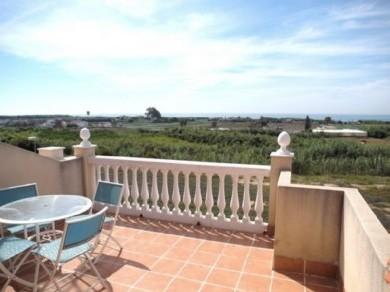 Chalet con 4 dormitorios se vende en Almayate