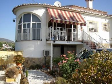 Chalet con 3 dormitorios se vende en Alora