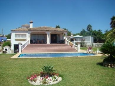 Chalet con 3 dormitorios se vende en Estepona, Costa del Sol