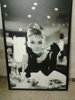 ESTUPENDA lamina de audrey hepburn marco NEGRO por 60 €