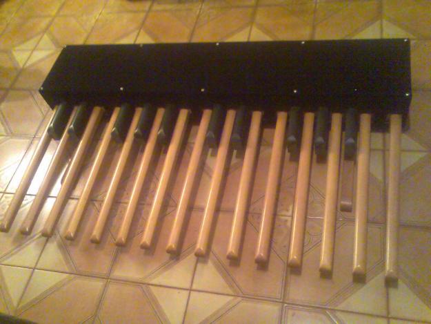 Vendo Pedalera MIDI Organo para bajos 2 octavas de madera con banco 450 euros