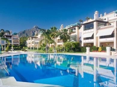 Apartamento con 3 dormitorios se vende en Marbella, Costa del Sol