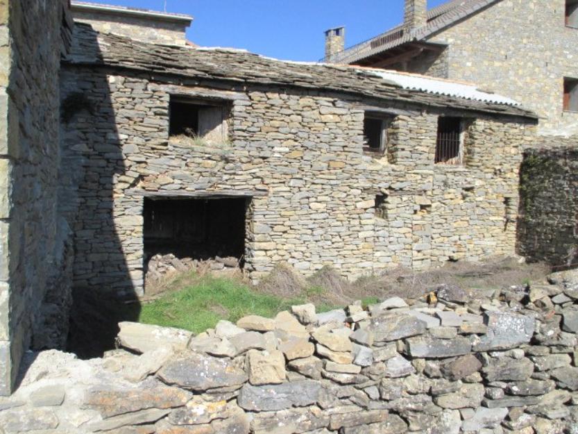 Casa de piedra con jardin en valle de la fueva pirineo de huesca