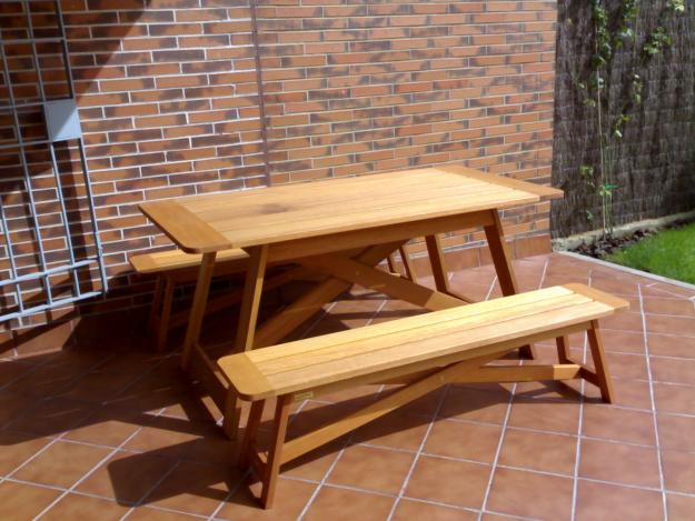 VENDO MESA Y CUATRO BANCOS DE MADERA PARA TERRAZA (regalo barbacoa weber)