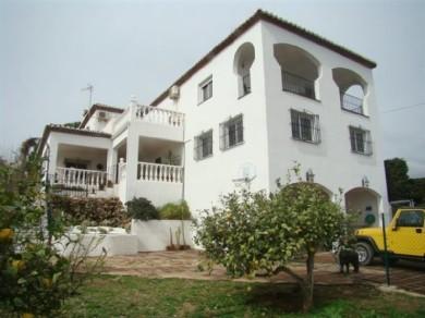 Chalet con 4 dormitorios se vende en Estepona, Costa del Sol