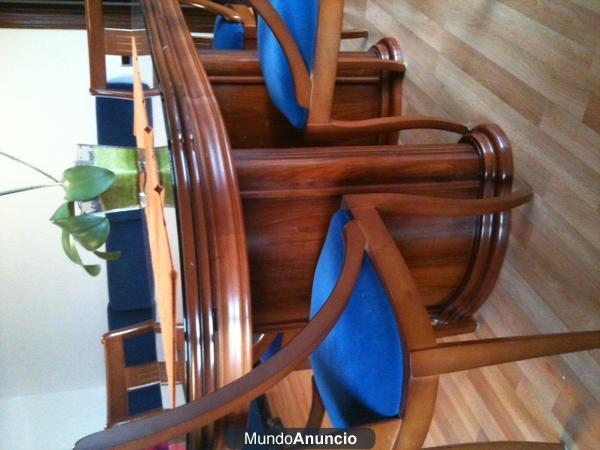 comedor casi nuevo madera con vidrio protector, extensible a 8 plazas. 4 sillas tapizadas en azul