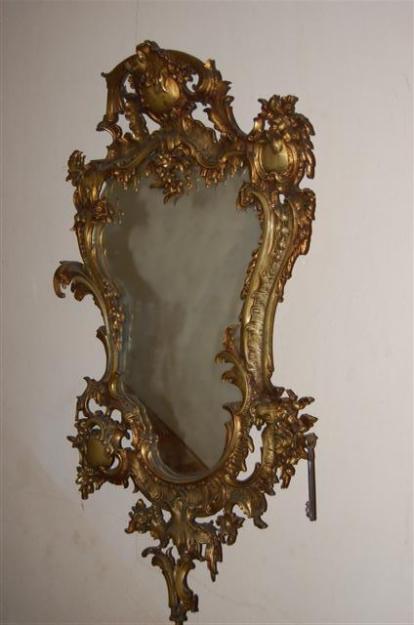 espejos de madera, de hierro, de bronce, cornucopias y un largo etc