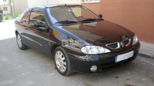 Renaul Megane Coupe 1.4  16 v. ( 95 cv) Gasolina negro con 97.000 Km