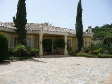 Chalet con 4 dormitorios se vende en Marbella, Costa del Sol