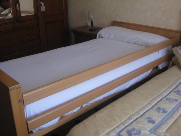 SE VENDE CAMA ORTOPEDICA DE MADERA CON BARANDILLAS