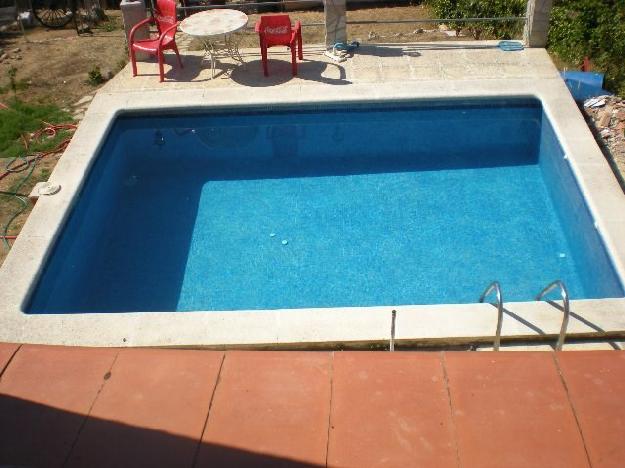 Planta baja en el interior de una casa con acceso a jardín y piscina.