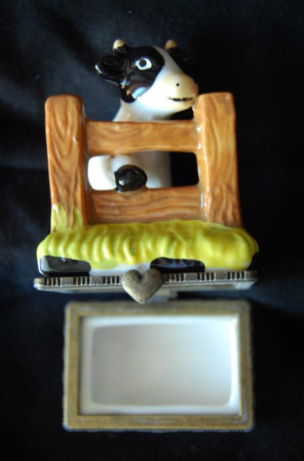 Caja vaquita de porcelana con cierre metálico