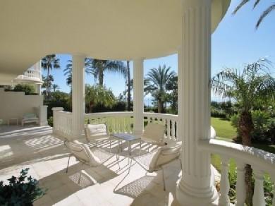 Apartamento con 2 dormitorios se vende en Estepona, Costa del Sol