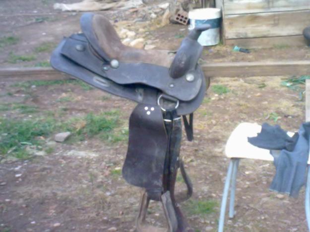 dos sillas de montar