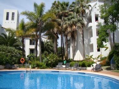 Apartamento con 3 dormitorios se vende en Marbella, Costa del Sol