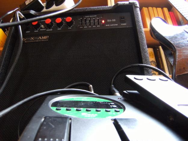 GUITARRA y BAJO: Amplificador 45 W + Pedalera multiefectos con pedal de expresión KORG