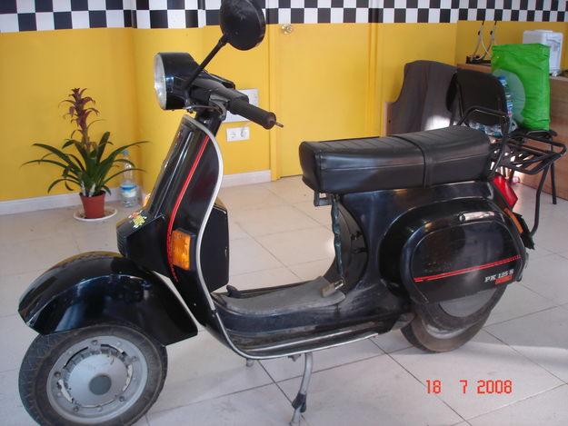 Vendo Vespa PK 125 S de color negro.