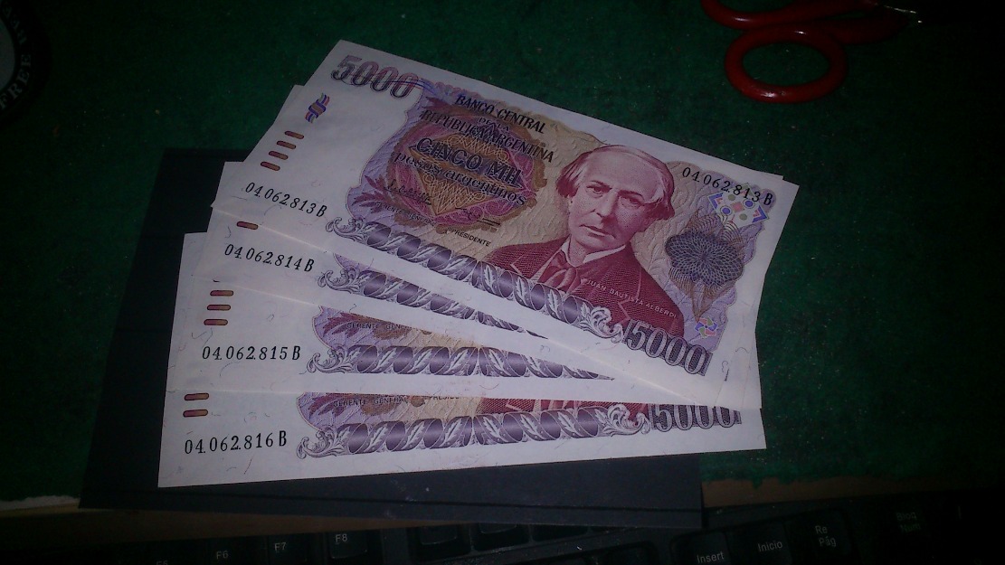 4  billetes correlativos de 5000 pesos argentinos
