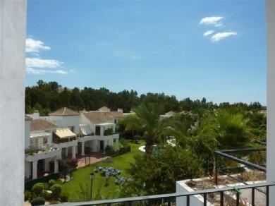 Apartamento con 2 dormitorios se vende en Marbella, Costa del Sol