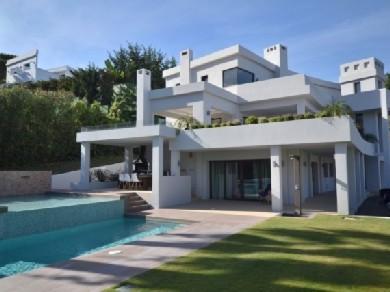 Chalet con 5 dormitorios se vende en Marbella, Costa del Sol