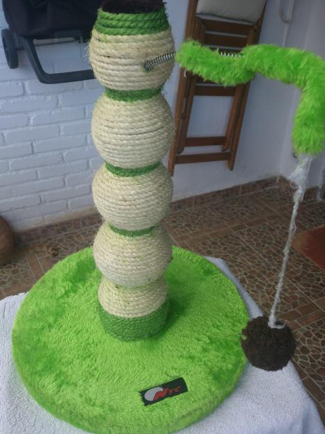 Rascador seminuevo para gato.