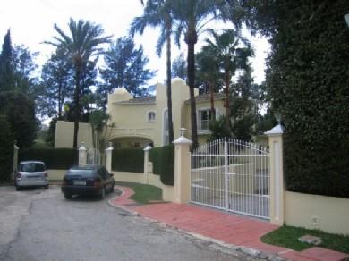 Chalet con 5 dormitorios se vende en Marbella, Costa del Sol