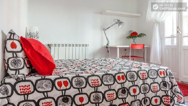 Rooms available - Elegant 4-bedroom apartment in vibrant La Latina
