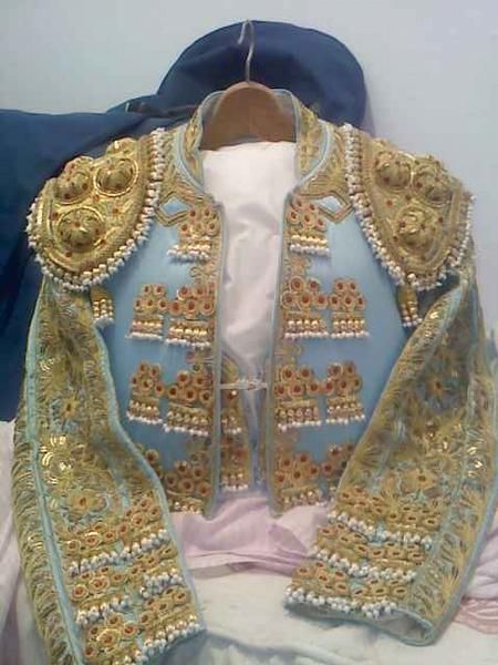 SE VENDE TRAJE DE LUCES AZUL CELESTE Y ORO SEMINUEVO