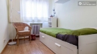 Rooms available - Cool 3-bedroom apartment in lively Tetuán - mejor precio | unprecio.es