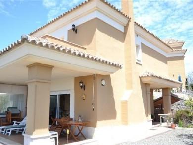 Chalet con 3 dormitorios se vende en Marbella, Costa del Sol