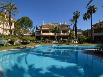 Apartamento con 3 dormitorios se vende en Marbella, Costa del Sol