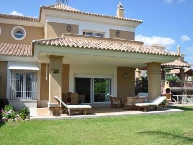 Chalet con 3 dormitorios se vende en Marbella, Costa del Sol