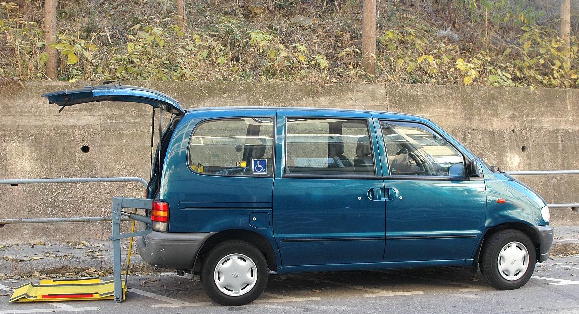 Nissan serena equipada con elevador minusvalidos