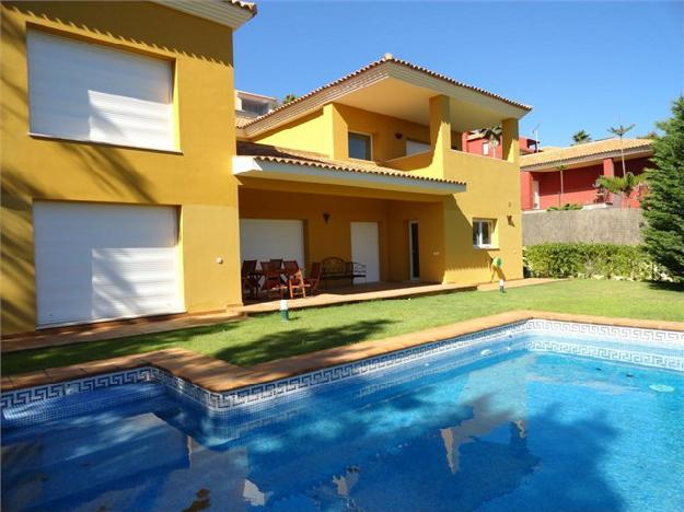 Villa en Sotogrande con amplia zona ajardinada y piscina privada