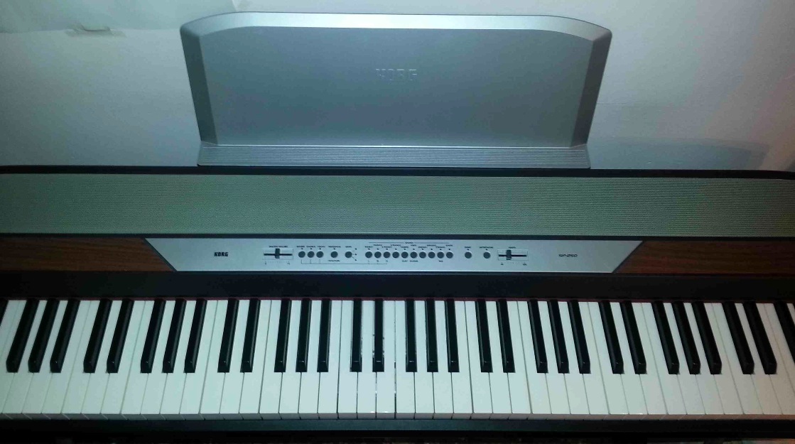 Se vende piano eléctrico digital Korg SP-250 en perfecto estado