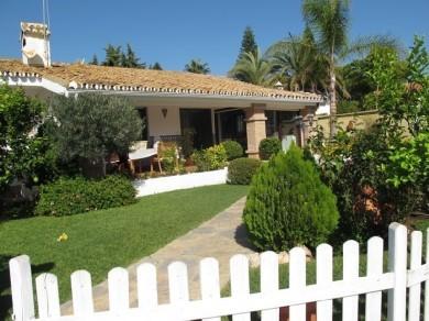 Chalet con 3 dormitorios se vende en Estepona, Costa del Sol