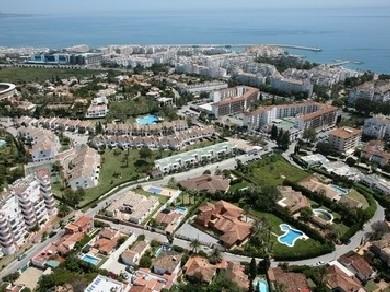 Chalet con 4 dormitorios se vende en Marbella, Costa del Sol