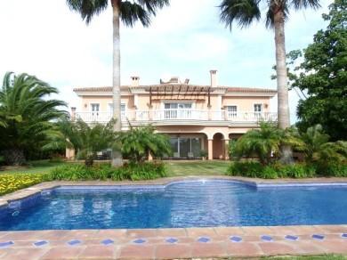 Chalet con 5 dormitorios se vende en Benahavis, Costa del Sol