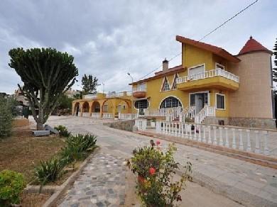 Chalet con 8 dormitorios se vende en Los Balcones, Costa Blanca