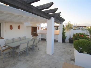 Apartamento con 4 dormitorios se vende en Marbella, Costa del Sol