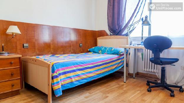 Rooms available - Colourful 3-bedroom apartment in Ciudad Lineal