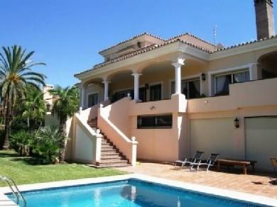 Chalet con 4 dormitorios se vende en Estepona, Costa del Sol