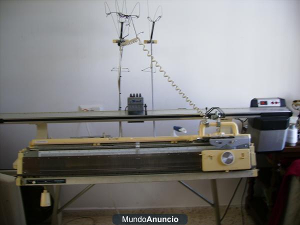 -          Maquina de tricotar electrónica marca SILVER REED modelo 840