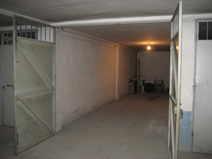 garaje individual totalmente cerrado con capacidad para dos coches.