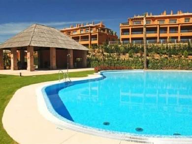 Apartamento con 2 dormitorios se vende en Benahavis, Costa del Sol