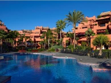 Apartamento con 3 dormitorios se vende en Estepona, Costa del Sol