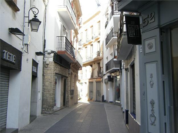 Casa para rehabilitar en Sitges, ubicada en pleno núcleo histórico de la vila, a solo 3 mts de la playa.