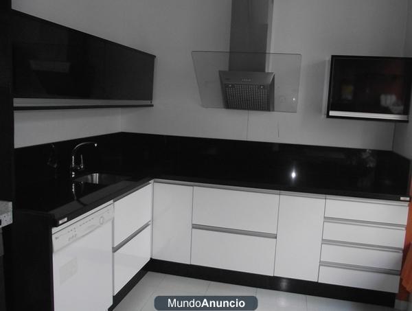 COCINA DE EXPOSICIÓN CON ENCIMERA DE SILESTONE