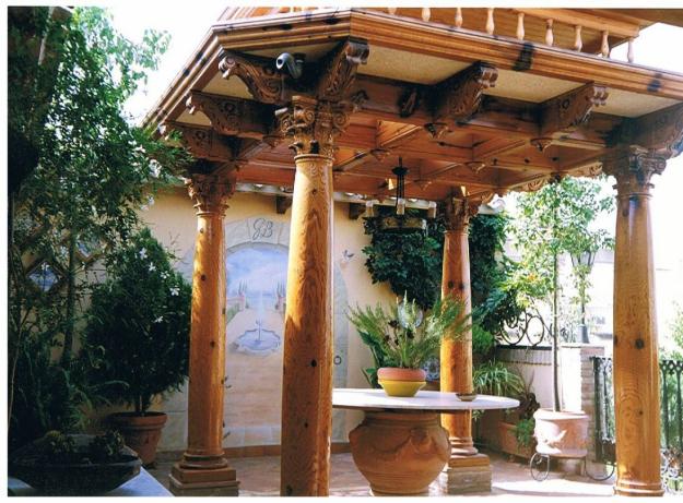 Gran pergola de madera