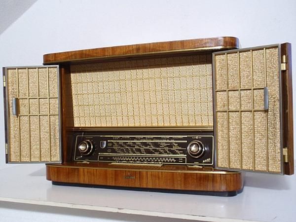 RADIO ANTIGUA SIEMENS, MODELO SCHATULLE DE 1955. PERFECTO ESTADO. VISITEN NUESTRA TIENDA DE RADIOS ANTIGUAS